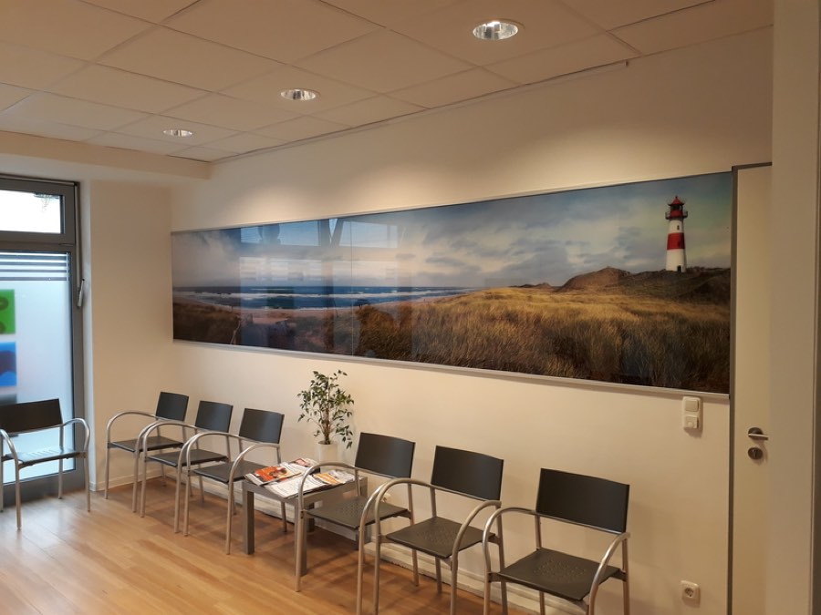 Langes Panorama-Glasbild mit Strandmotiv in einem Wartebereich